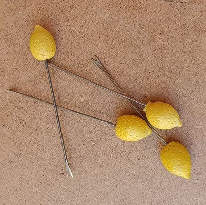 4 pinchos "limones" resina y metal