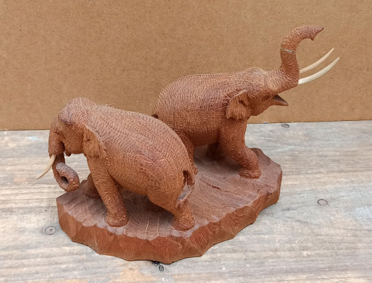 Talla elefantes de madera. Hecho a mano en Tailandia. Ref EL1327. 15x9x14