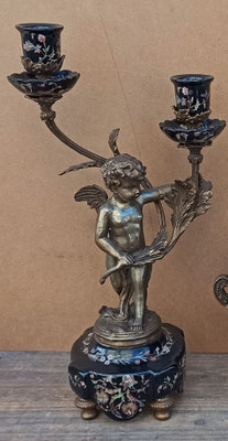 Candelabro 2 brazos bronce y porcelana. 40x22. Pareja disponible.