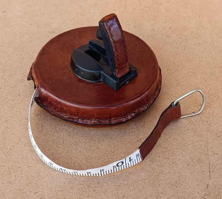 Disponible en enero 2026. Cinta métrica cuero. Ref 2591078. 12x12x4,5