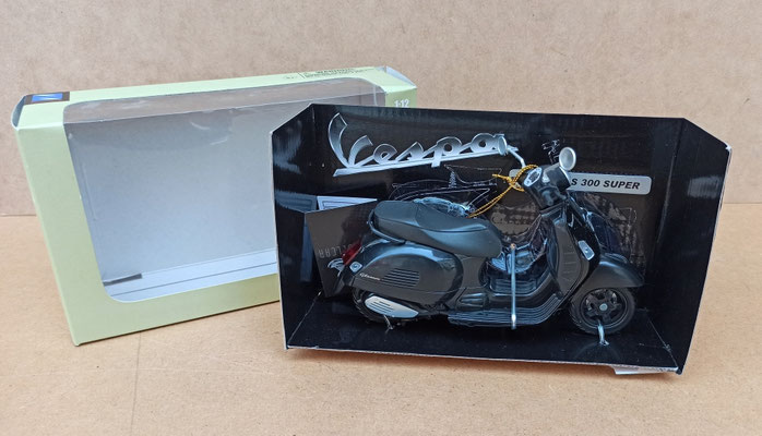 Vespa GTS 300. Ref 514015359. Escala 1:12