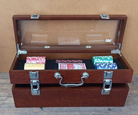 Caja con juego de póker con fichas y juego de dados. Ref 6195. 36,5x13x16