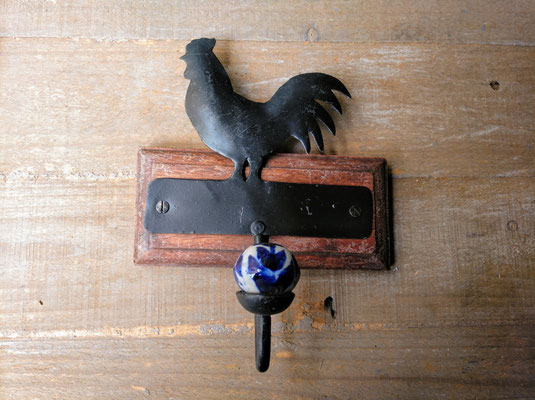 Perchero gallo madera, metal y porcelana. 19x15
