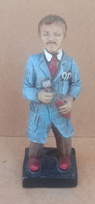 Figura peluquero cerámica. EE45309I. 21x6x7