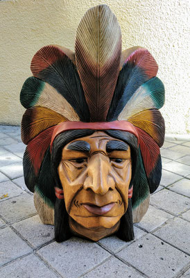 Cabeza indio en madera. 57x40x30 aprox