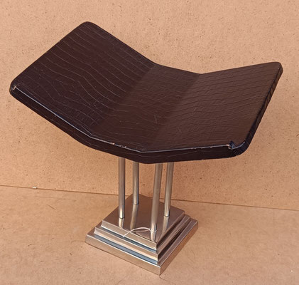 Disponible en enero 2026. Atril pie aluminio y piel. 37x36x25
