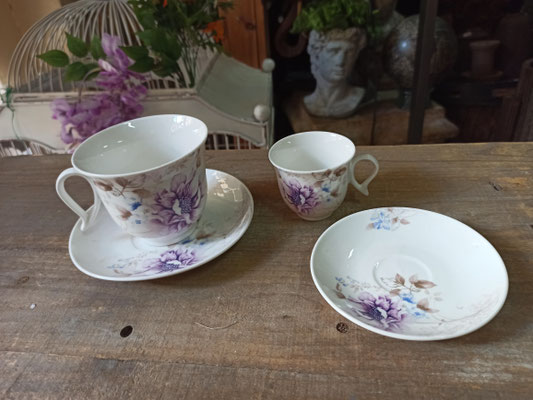 Juego 6 tazas con plato en 2 tamaños flores moradas. Grande ref 6895. Pequeña ref 6879