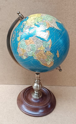 Globo terráqueo base madera y latón. Ref 336037. 35x21x20