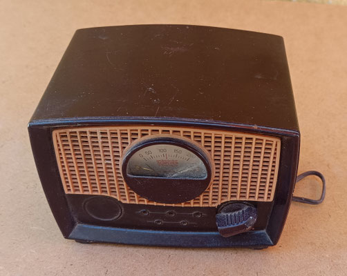 Elevador reductor TV vintage tipo BRB con voltímetro. 11,5x15x11