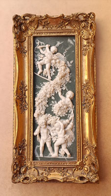 Cuadro ángeles con guirnalda resina. Ref 2346A. 56x29x6