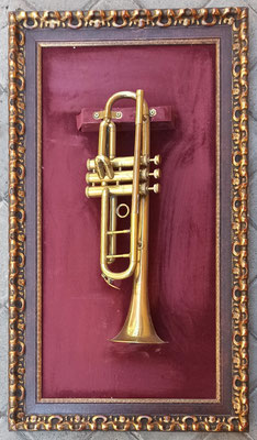 Trompeta enmarcada. 80x46x20