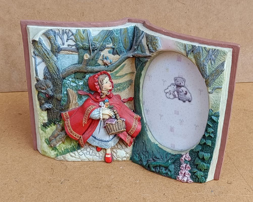 Portafotos resina Caperucita. Ref 21855. 23x16x5