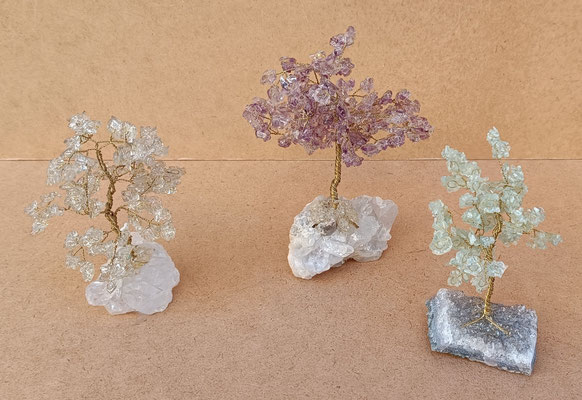 Árboles de minerales. Morado amatista (19x12x14). Verduzco aguamarina (12x8x5). Blanco cuarzo (13x9x8).Origen Brasil. Diferentes formas. Consultar en tienda 