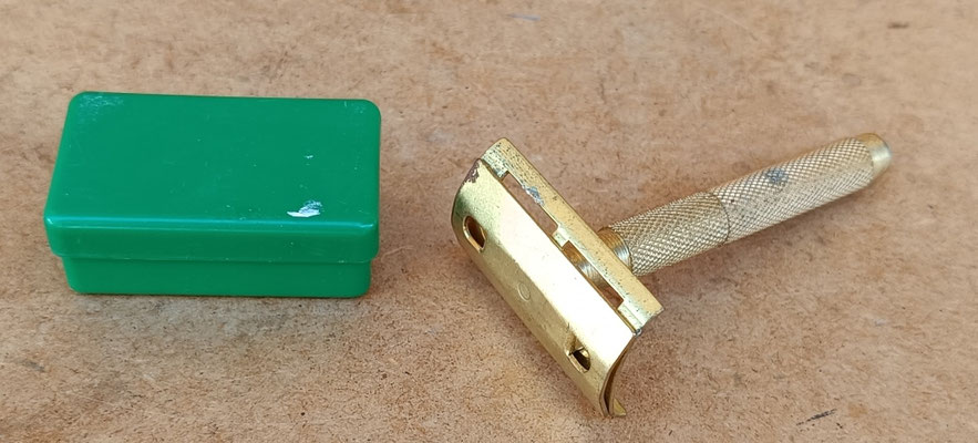 Maquinilla de afeitar plegable del ejército español vintage. 8x4,5