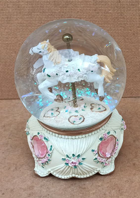 Bola de purpurina musical giratoria resina. Ref 40393. 15x11.