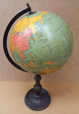 Globo terráqueo base madera. Ref 2601611. 55x35 aprox