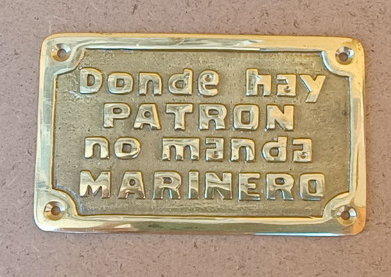 Placa latón dorado "Donde hay patrón no manda marinero". Ref 464. 12,5X7,5