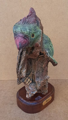 Märka Gallery. Loro de resina con base madera. Pintado a mano. Ref WFA11. 33x12x9