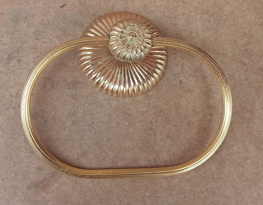 Toallero metal dorado. 18x16x5. 3 unidades disponibles 