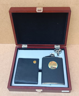 Conjunto petaca con embudo acero inoxidable y cartera piel en caja madera. 6 onzas. Ref 32600. Medida caja 24x19x6