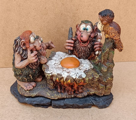 Arte Astur. Familia de prehistóricos comiendo. Ref 2220. 24x22x17