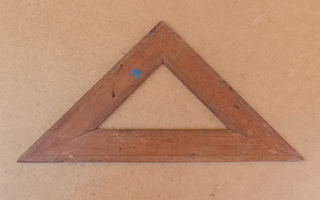 Escuadra madera. 31x16