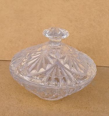 Bombonera vintage cristal tallado con tapa. Ref RO32. 9X12