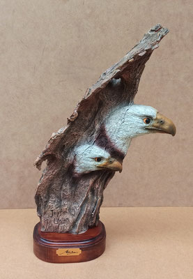 Märka Gallery. Águilas resina con base de madera. Pintado a mano. Ref WFA4. 38x21x9