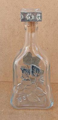 Licorera cristal adorno estaño. 24x10x7
