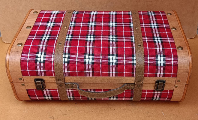 Maletas de madera roja cuadros. Ref 68027. 45x16x30