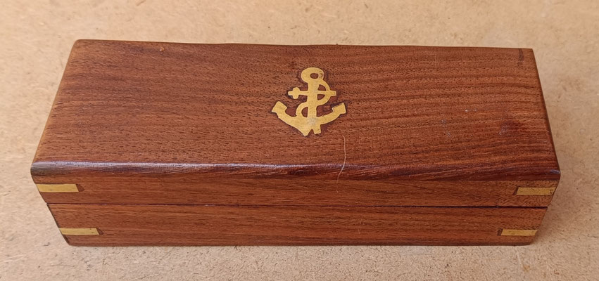Caja madera de palisandro con adorno de latón. Ref C022B. 4,5x17x6