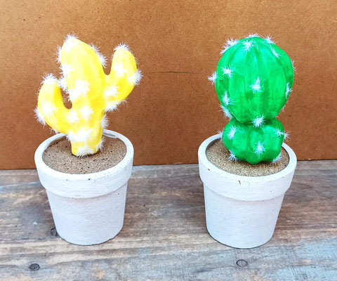 Cactus artificial en maceta.