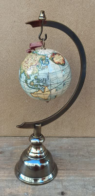Globo terráqueo mini colgar ref GL031 (10 centímetros). Expositor ref GL000L (28 centímetros alto). Se venden por separado. 
