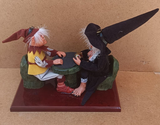 Kekomanía. Bruja pitonisa con duende resina. Ref KEK07. 22X25X17