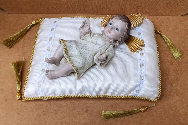 Niño Jesús vestido en cojín. Ref 13/035. 25x12. Cojín 30x22