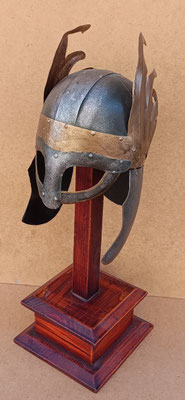 Casco medieval chapa con peana madera. Ref BC170. 48x16x16