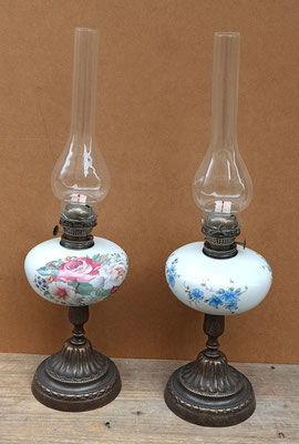 Quinqué porcelana y latón. Flores rosas ref 29001620 (54x14). Flores azules ref 29021625 (54x14) 