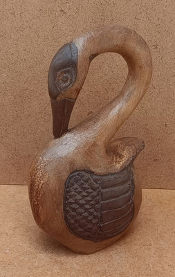 Disponible en abril 2025. Cisne madera teca. Ref EL0473. 15x9x5