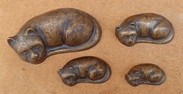 Familia gatos bronce. Ref 130908. 13x7x4, 9x5x2, 7x3x1,5 y 5x2,5x1