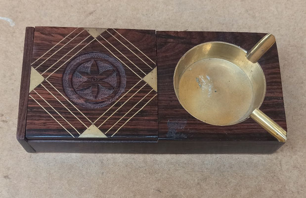 Cenicero con caja guarda cigarros madera y latón. 