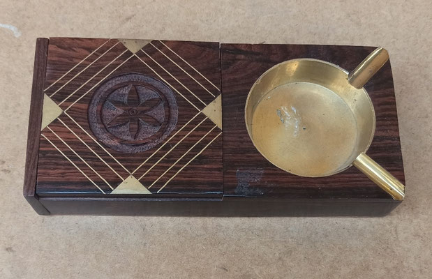 Cenicero con caja guarda cigarros madera y latón. 