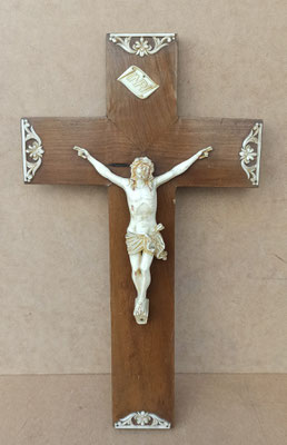 Cruz madera con Cristo y adornos de resina. 50x29x6