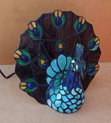 Lámpara tipo Tiffany pavo real. Ref 2937. 22x24x14