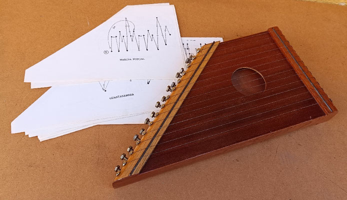 Concertina madera con partituras. 42x20x6