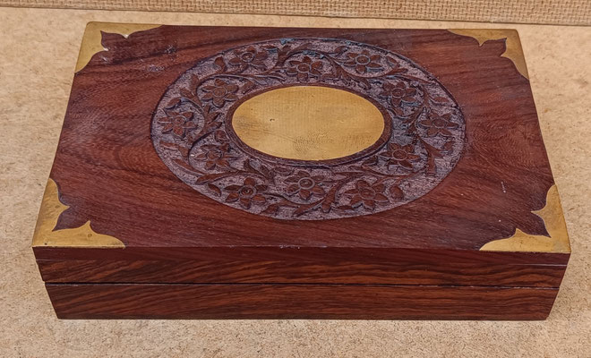 Caja madera adornos latón. Ref R622. 15x10x3,5