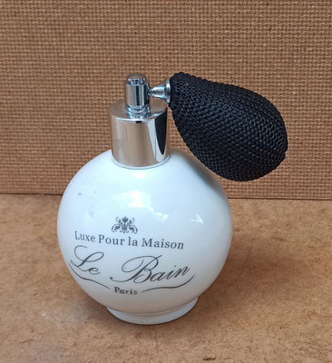 Perfumera porcelana de pera. Ref 63352. 10x6