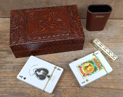 Caja con juegos variados (cartas póker/española, dados y dominó) en caja cuero repujado. Ref 1058. 11x17x6