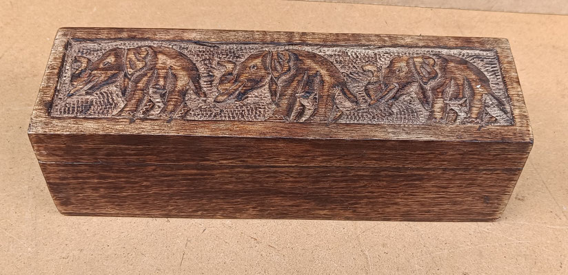Caja madera tallada elefantes. Ref MA11602. 25x7x7