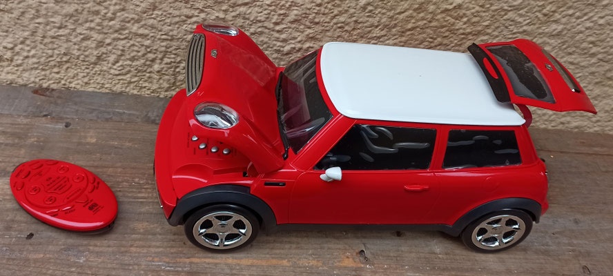 New concept. Radio/despertador/lector CD modelo Mini rojo con mando a distancia. Ref 70010634. 40x18x15