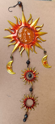Colgante sol latón y resina. Ref 2094. 88x30